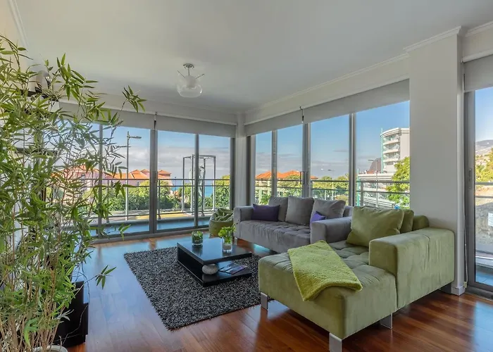 Monumental With Pool By Hr Madeira